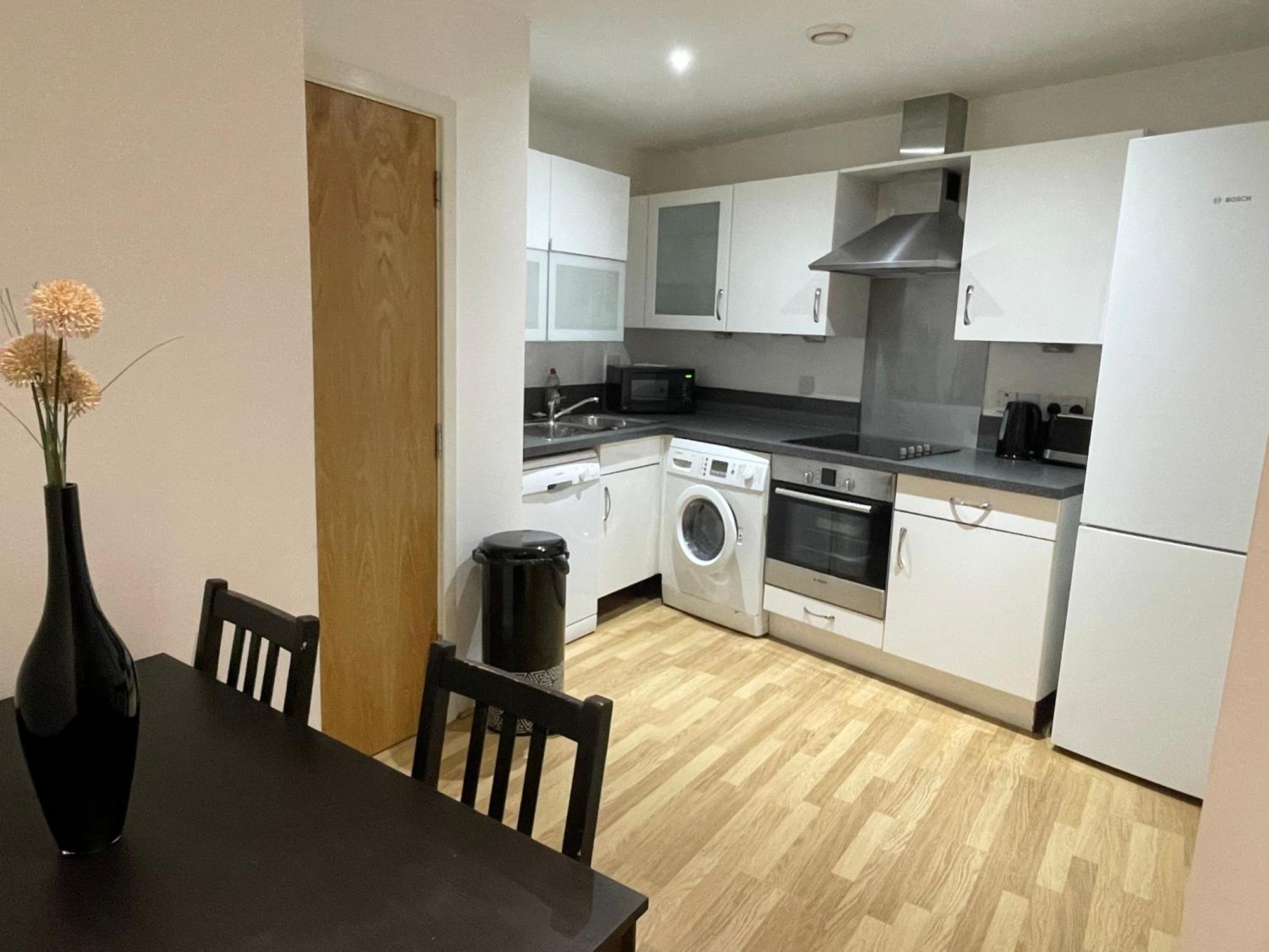 Entire Town Centre 2 Bedroom Apartment Very Close To Beach Μπόρνμουθ Εξωτερικό φωτογραφία